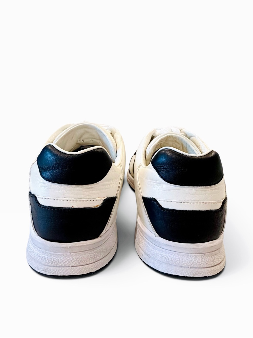 Gucci Men’s Black & White Leather interlocking Logo Runner Sneakers - Picture 12 of 12